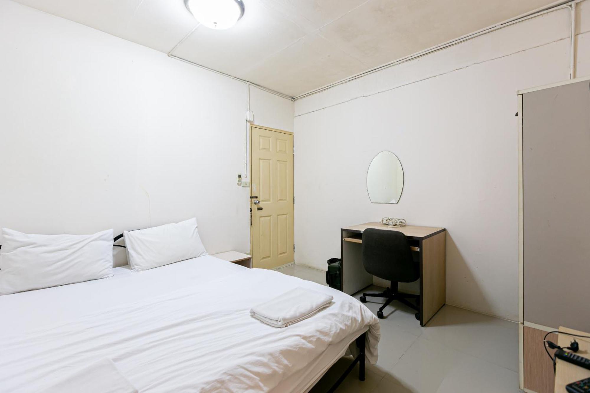 Freesia Saladaeng Silom Apartments Bangkok Exterior photo